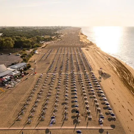 With Shared Pools And Garden 빌라 *